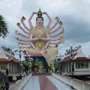 まさにタイの典型的なお寺です。大きな仏像、きらびやかな建物が湖に映えてきれいですよ