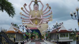 まさにタイの典型的なお寺です。大きな仏像、きらびやかな建物が湖に映えてきれいですよ