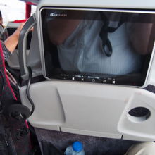 モニターとテーブルは飛行機のエコノミー並み