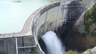 迫力満点の放水と山の景色