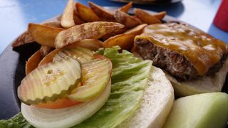 意外とシンプルなチーズバーガー