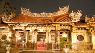 夜はライトアップされています