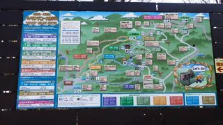 登山者に高尾周辺の自然や歴史などの情報を提供する高尾山ビジターセンター