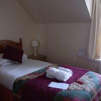 バス・トイレ付き。ティーセットもありました。