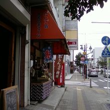 お店の入り口そばです。
