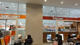 店頭でホットなひと時。