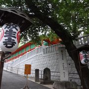 穴八幡神社の隣にあるお寺です