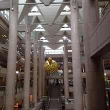 中は吹き抜けになっています。