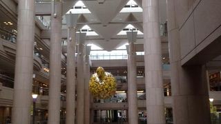 みなとみらいの象徴ともいえるショッピングプラザです。