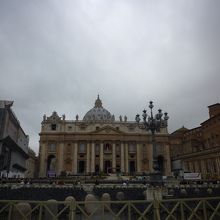 サンピエトロ広場からの大聖堂