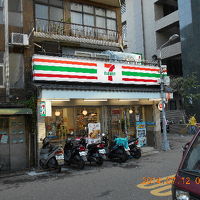 近くにはセブンイレブン