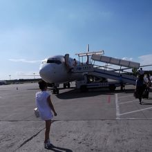 飛行機までは徒歩でした