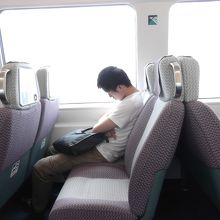 椅子のスペースは広い