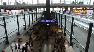 大きな飛行場ですが、食事は高い