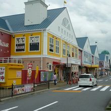 伊東マリンタウンのレストラン、ショップ等の入った建物