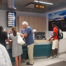 行列や番号札で混乱した総合案内所