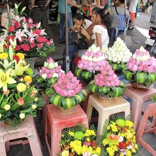 生花で作られる美しいお供え物