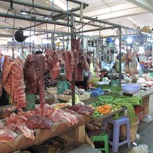 吊るされた食肉は種類が豊富