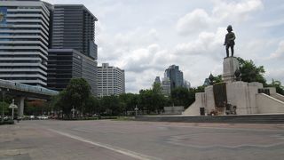 静かな公園に戻った