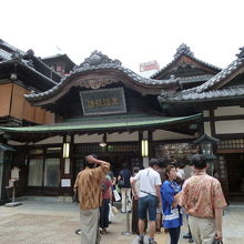 入り口には常に行列が…