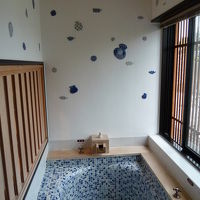 タイルは砥部焼き。蛇口をひねれば源泉が