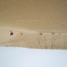 圧倒される大きな砂の山です。