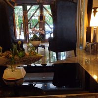 ロビーから外を見ています。ちょっと小さくて、ソファに座ろうと