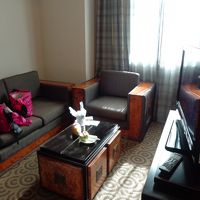 ソファーコーナーです。TVの後ろに大キングベッドあって、TV