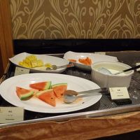 フルーツコーナー。ヨーグルトには、パンナコッタと書いてあった