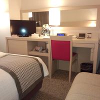 手前にソファがあります