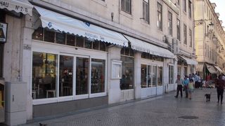 トラムやバスが発着する交通の要となっています。