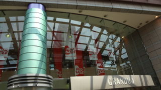 ガラス張りの入口が目立ちます