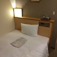 シングルでも充分広いベッド