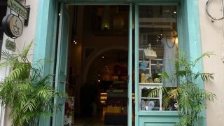 １階の特売コーナーは８０％～５０％ＯＦＦ