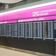 ターミナル5（A）に着いたら大きな乗り継ぎ案内板あり