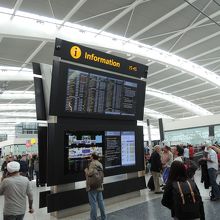 セキュリティーチェックが終わると大きな乗り継ぎ待合室