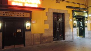 チュロスとチョコラーテの有名店（チョコラテリア・サン・ヒネス）