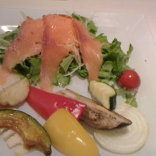 当日のランチメニューのサーモンと焼き野菜