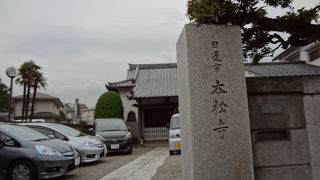 夏目坂を登ると…