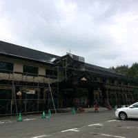 訪ねた時は外壁の工事中でした。