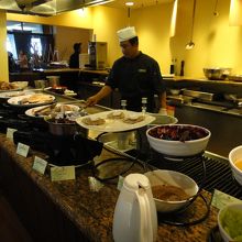 目の前でオムレツや目玉焼きを作ってくれます。