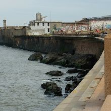シウダー・ビエハ地区の遊歩道は、防波堤も兼ねています。