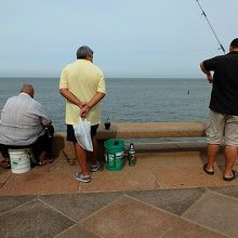 シウダー・ビエハ地区の遊歩道にはラプラタ川の魚釣りに来る人も