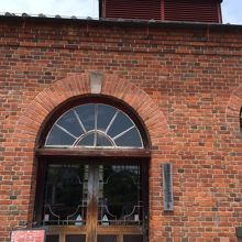 中にはガラスがたくさんあります。