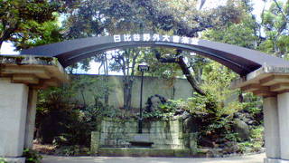 高層ビルの中で演奏を聞けるステージ