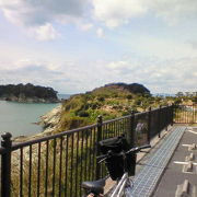 崖の先端から雑賀崎の島々や瀬戸内海を見渡せます。