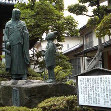 「苅萱道心と石童丸」の像があります。