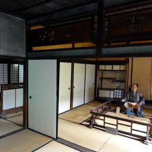 山本邸の中です。