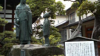 絵解き「苅萱道心と石童丸」の像が境内にあります。