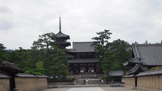 趣のある建物の中を散歩